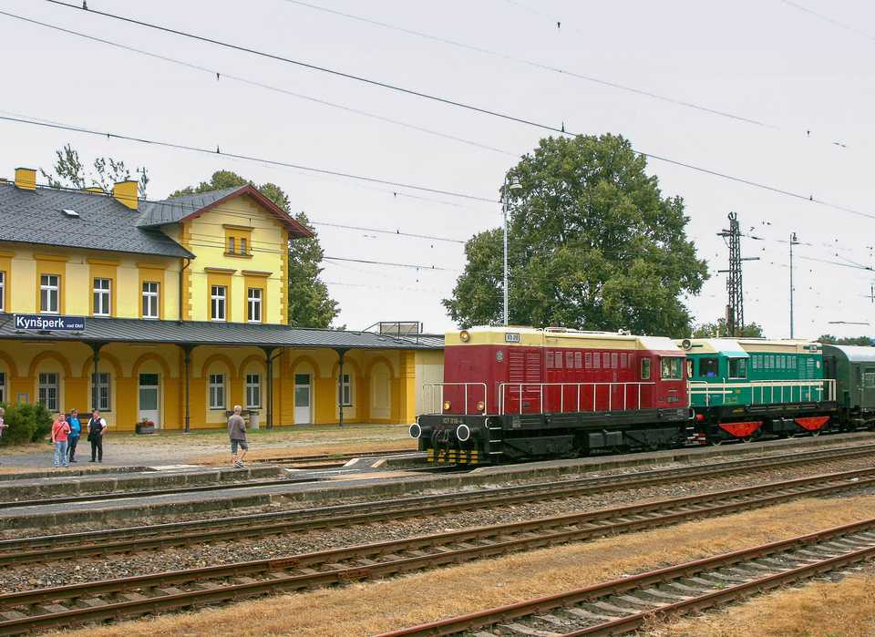 Beim Fotohalt in Kynšperk nad Ohří (Königsberg an der Eger) entstand am 25. August diese Aufnahme der beiden Zugloks des VSE-Sonderzuges.