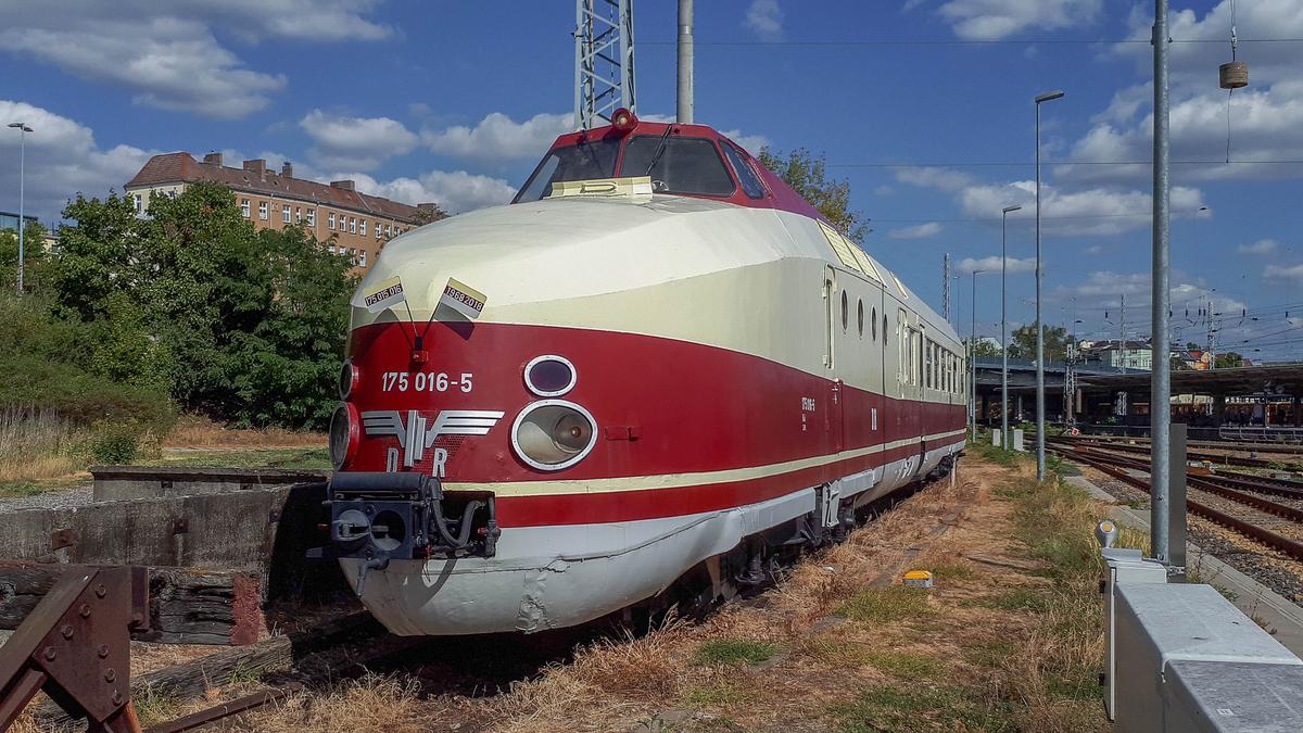 Der am Bahnhof Berlin-Lichtenberg aufgestellte SVT der Baureihe 175 zeigte sich anlässlich seines 50. Jubiläums restauriert.