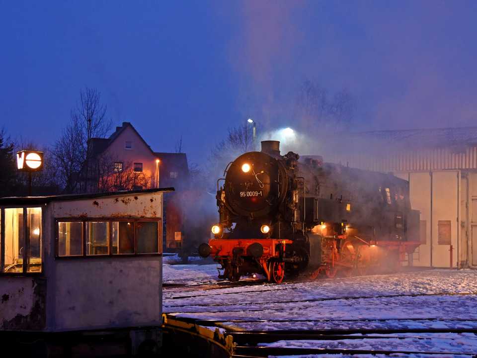 Am 2. Februar 2019 stand die 95 0009-1 in Sonneberg mit Nebelmaschinen „unter Dampf“. Es zeichnet sich übrigens eine Lösung zum Erhalt des Lokschuppens für Eisenbahnfahrzeuge ab.