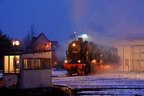Am 2. Februar 2019 stand die 95 0009-1 in Sonneberg mit Nebelmaschinen „unter Dampf“. Es zeichnet sich übrigens eine Lösung zum Erhalt des Lokschuppens für Eisenbahnfahrzeuge ab.