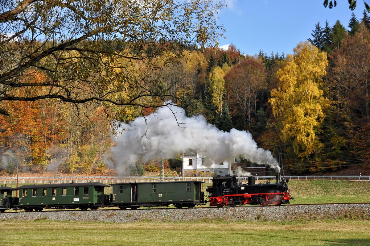 Im goldenen Herbst war die IV K 99 1542-2 am 20. Oktober 2018 mit einem Personenzug auf der Museumsbahn unterwegs, als Thomas Poth sie kurz vor Schmalzgrube im Preßnitztal ablichtete.