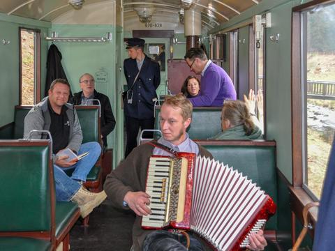 Am 27. Oktober war die erste „Krimi-Lesetour“ mit Katja Martens und Rüdiger Kempt mit der Preßnitztalbahn unterwegs – Jörg Heinicke sorgte am Akkordeon für die musikalische Begleitung.