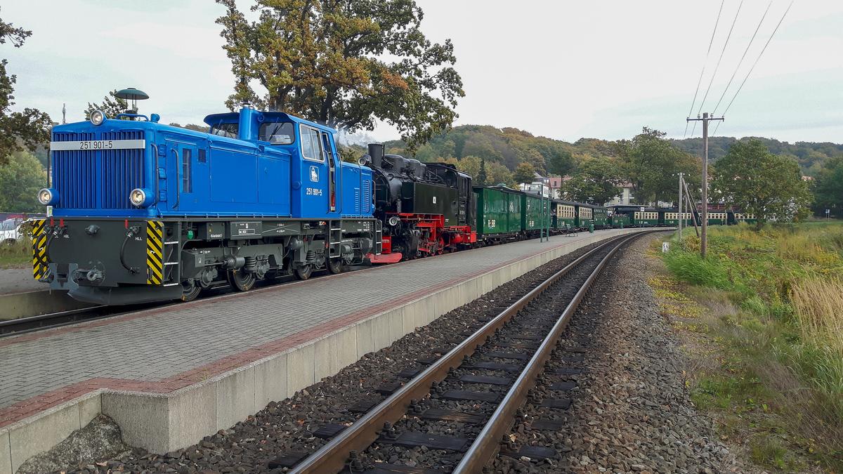 Am 9. Oktober führte die 251 901-5 bei ihrer Lastprobefahrt allein den Personenzug nach Putbus (hier im Bahnhof Sellin), denn die unter Schmierdampf mitlaufende Dampflok hatte die V 51 ebenfalls zu schleppen.