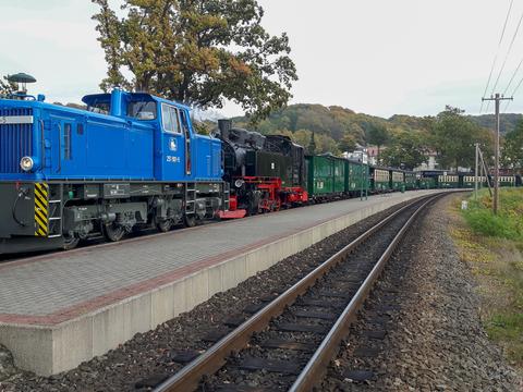 Am 9. Oktober führte die 251 901-5 bei ihrer Lastprobefahrt allein den Personenzug nach Putbus (hier im Bahnhof Sellin), denn die unter Schmierdampf mitlaufende Dampflok hatte die V 51 ebenfalls zu schleppen.