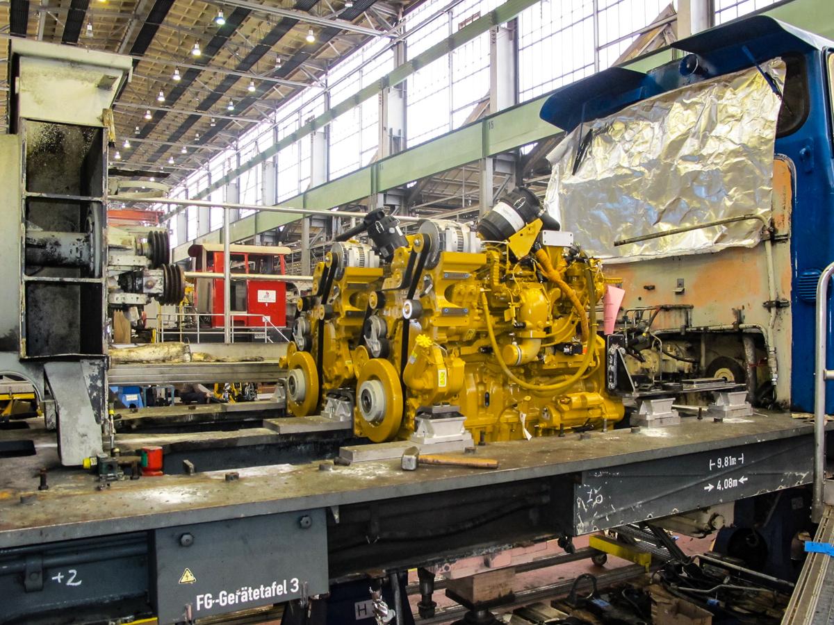 Die im Dezember 2017 aus den USA angelieferten Motoren am 10. Januar 2018 im Werk Cottbus bei den Anpassungsarbeiten auf dem Lokrahmen.