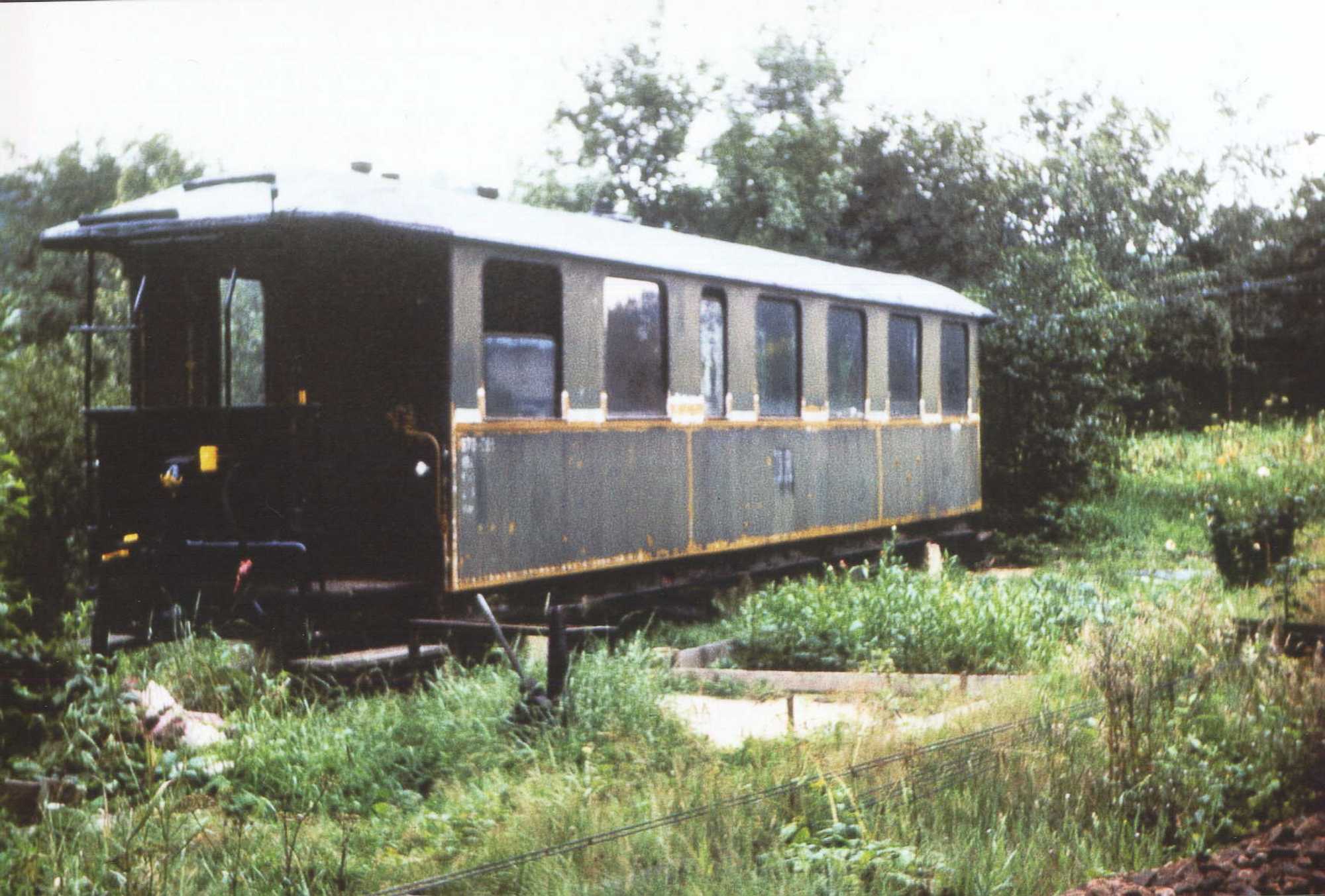 Der Kasten des Wagens 970-365 im Juni 1981 in Waldkirchen im Garten von Hans-Werner Schellenberg. Der Eisenbahner hatte zu diesem Zeitpunkt bereits einige rostige Stellen mit Rostschutzfarbe überstrichen.
