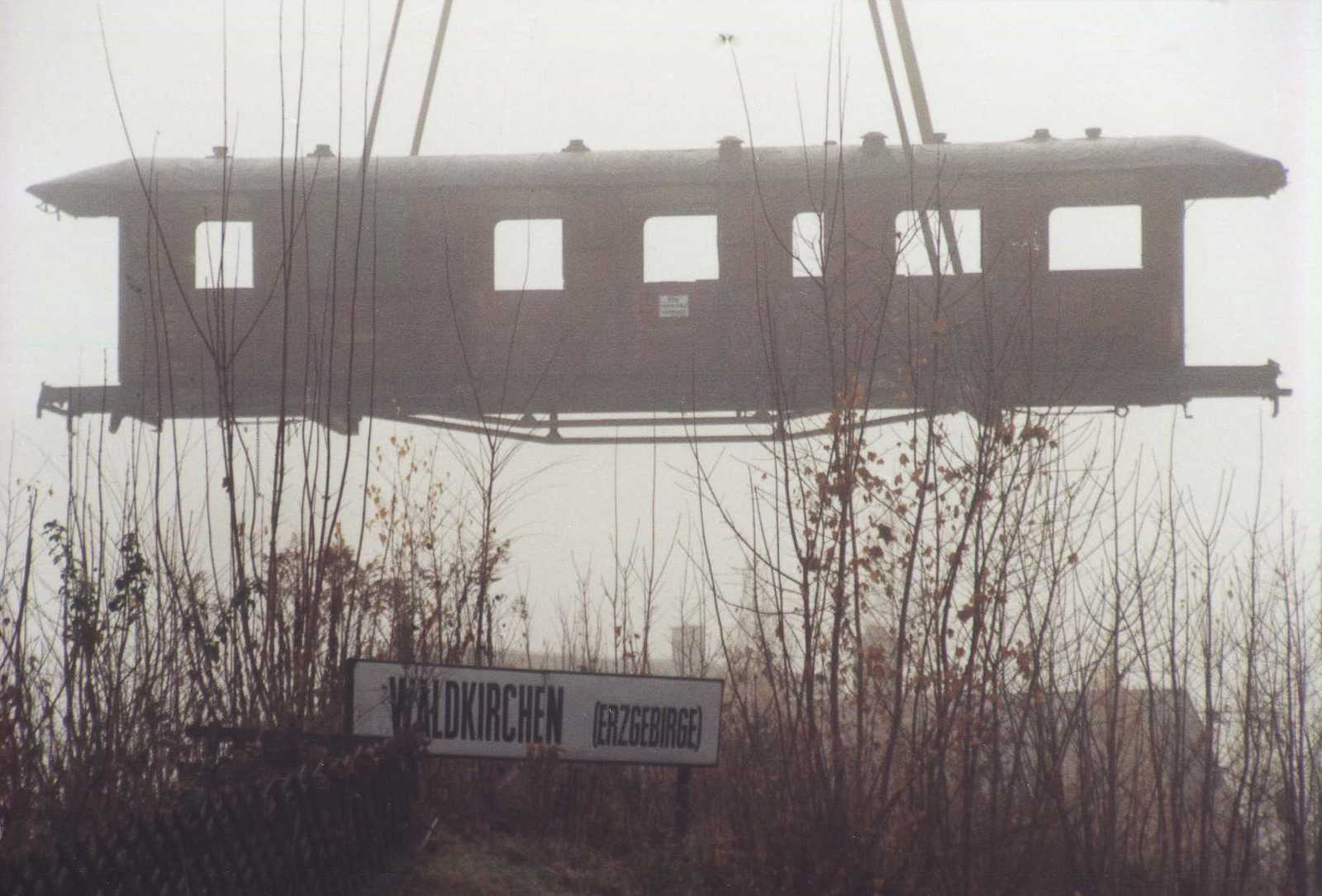 Die bei der Bergung des Wagenkastens am 10. November 2003 verwendete Technik war mit der von 1981 nicht zu vergleichen – das Wetter auch nicht. So schwebte er bei Nebel auf den Straßentieflader der PRESS.