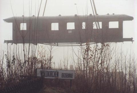 Die bei der Bergung des Wagenkastens am 10. November 2003 verwendete Technik war mit der von 1981 nicht zu vergleichen – das Wetter auch nicht. So schwebte er bei Nebel auf den Straßentieflader der PRESS.