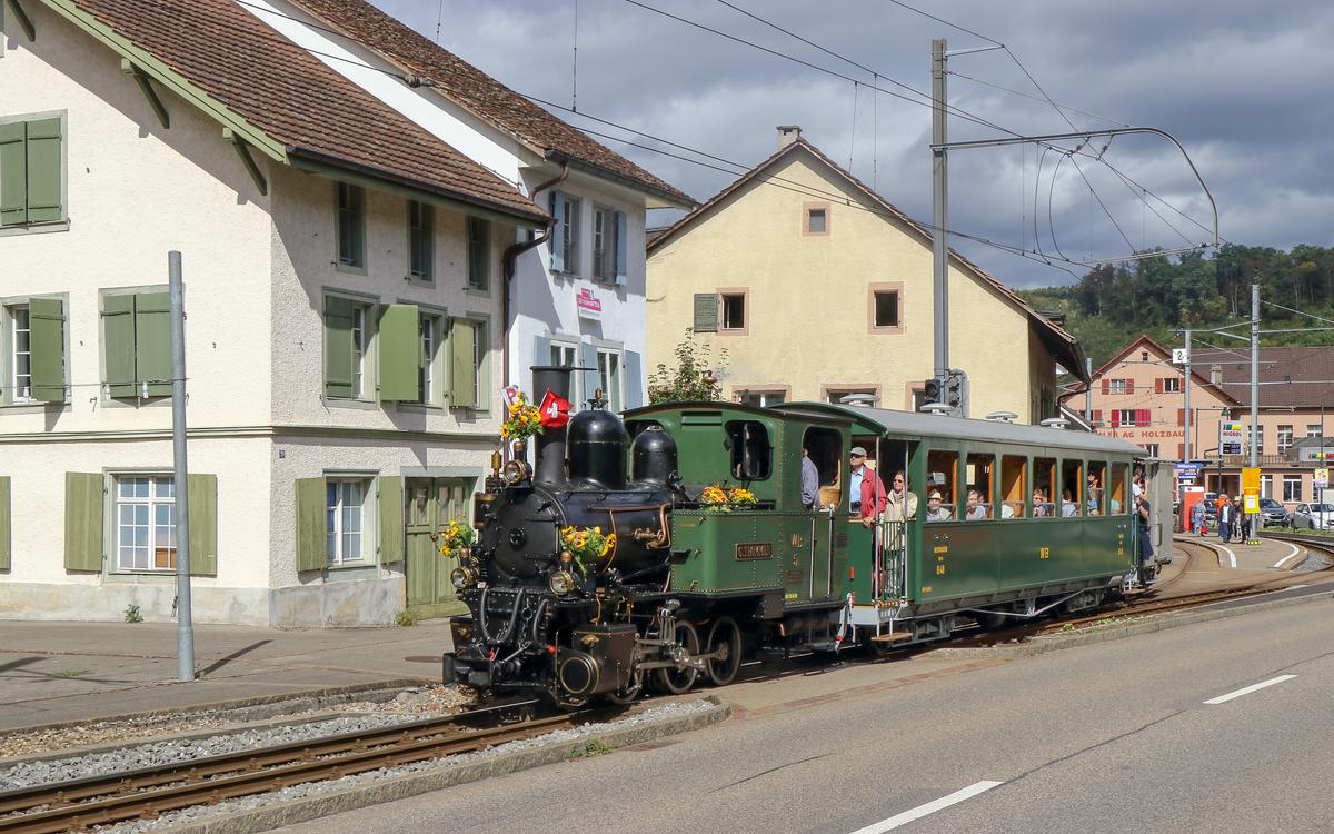 Am 23. September 2018 verkehrte letztmalig der Dampfzug der Waldenburgerbahn (WB). Dabei zog die Lok
Nr. 5 „G. Thommen“ den Sitzwagen B 48 und den Güterwagen G 208 zwischen Waldenburg und Bad Bubendorf. Diese drei Fahrzeuge stehen nun in einem Glashaus neben der Station Talhaus.