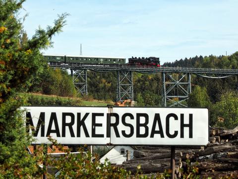 Bei der Rückfahrt des EAB-Zuges von Annaberg-Buchholz nach Schwarzenberg entstand am 6. Oktober diese Aufnahme auf dem Markersbacher Viadukt einmal aus ungewohnter Perspektive. Das aus DDR-Jahrzehnten – oder gar früher – stammende Stationsschild entspricht zwar nicht mehr den Normen der DB AG, ist dafür aber gut lesbar.