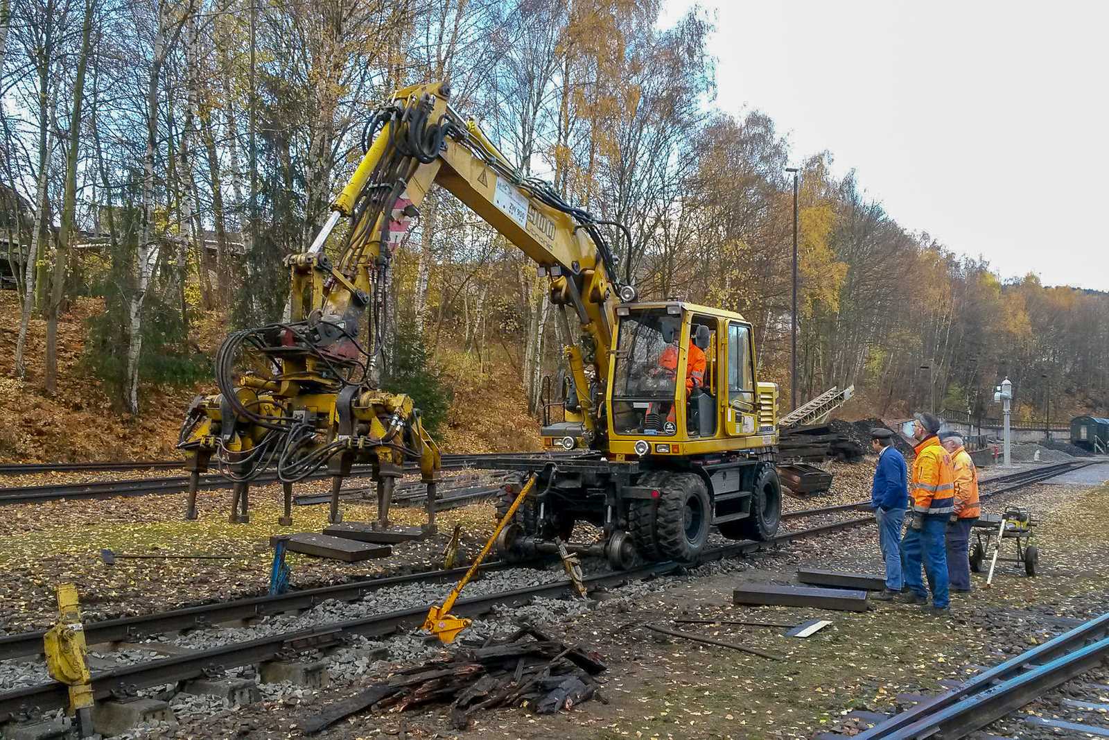 Am 11. November unterstützte schwere Technik die Bauarbeiten an den Gleisen des Eisenbahnmuseums Schwarzenberg.