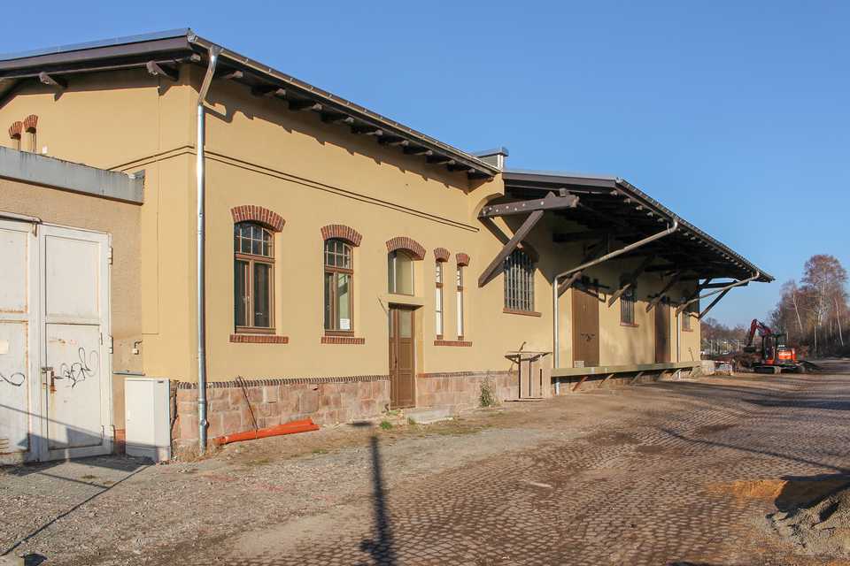 Der Güterschuppen in der Nähe des Befehlsstellwerkes 3 des Rangierbahnhofes Chemnitz-Hilbersdorf ist nun saniert. Er soll bald Ausstellungen beherbergen.