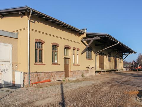 Der Güterschuppen in der Nähe des Befehlsstellwerkes 3 des Rangierbahnhofes Chemnitz-Hilbersdorf ist nun saniert. Er soll bald Ausstellungen beherbergen.