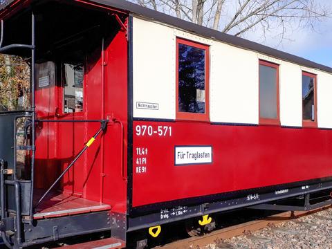 Der Sitzwagen 970-571 (Leihgabe Interessenverband der Zittauer Schmalspurbahnen e. V.) befindet sich mit erneuerter Lackierung wieder bei der Museumsbahn Schönheide im Einsatz. Diese Farben erhielt er erstmals 2008.