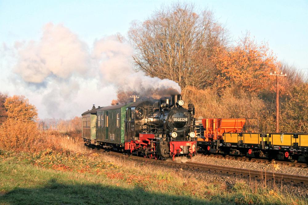 Das Herbstfoto mit der Vulcan-Lok 99 4632-8 entstand am 16. November 2018 an der Einfahrt in den Bahnhof Putbus. Auf dem Ausziehgleis rechts war mehrere Jahre die im Bildtext oben erwähnte Lok 99 783 abgestellt.
