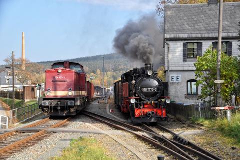 Immer wieder etwas Besonderes ist eine Doppelausfahrt. Am 16. Oktober 2018 hatte die 204 425-3 Kohle für die Fichtelbergbahn gebracht und verließ gemeinsam mit der 99 1773-3 Cranzahl.