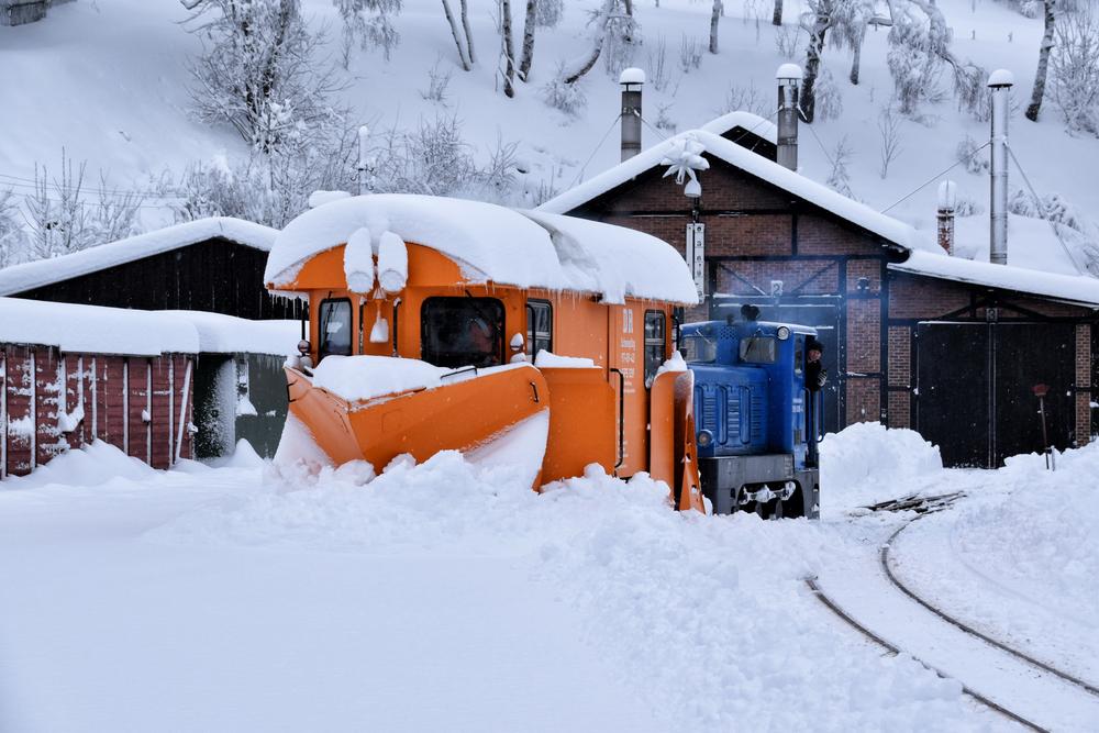 Am 11. Januar 2019 war der Schneepflug 97-09-43 unverzichtbar, um die Befahrbarkeit der Museumsbahnstrecke herzustellen. Die Schneeräumer an den Dampfloks der Preßnitztalbahn wären für diese Schneemengen zu klein gewesen.