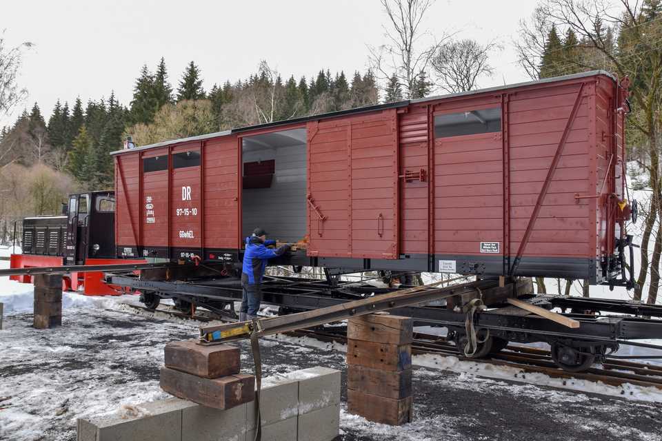 Der in den vergangenen Monaten in der Werkstatt der Preßnitztalbahn aufwendig restaurierte Wagenkasten des als Lagerraum genutzten GGw 97-15-10 wurde am 16. Januar 2019 an seinen alten Standplatz in Schlössel bugsiert.