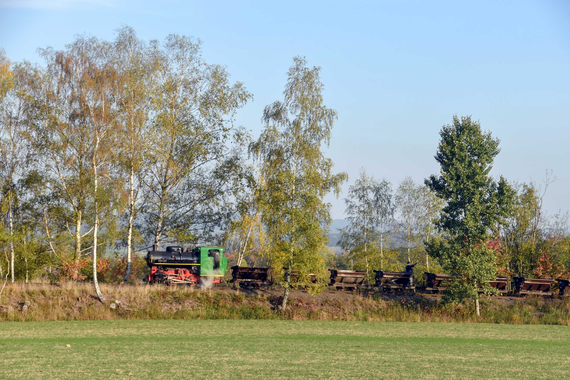 Diese Lok vom ČKD-Typ BS 80 übernimmt in diesem Jahr auf der Industrie(museums)bahn Mladějov den Zugbetrieb. Am 16. Oktober 2018 stand sie nach ihrer HU erstmals in Mladějov im Einsatz.