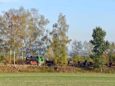 Diese Lok vom ČKD-Typ BS 80 übernimmt in diesem Jahr auf der Industrie(museums)bahn Mladějov den Zugbetrieb. Am 16. Oktober 2018 stand sie nach ihrer HU erstmals in Mladějov im Einsatz.