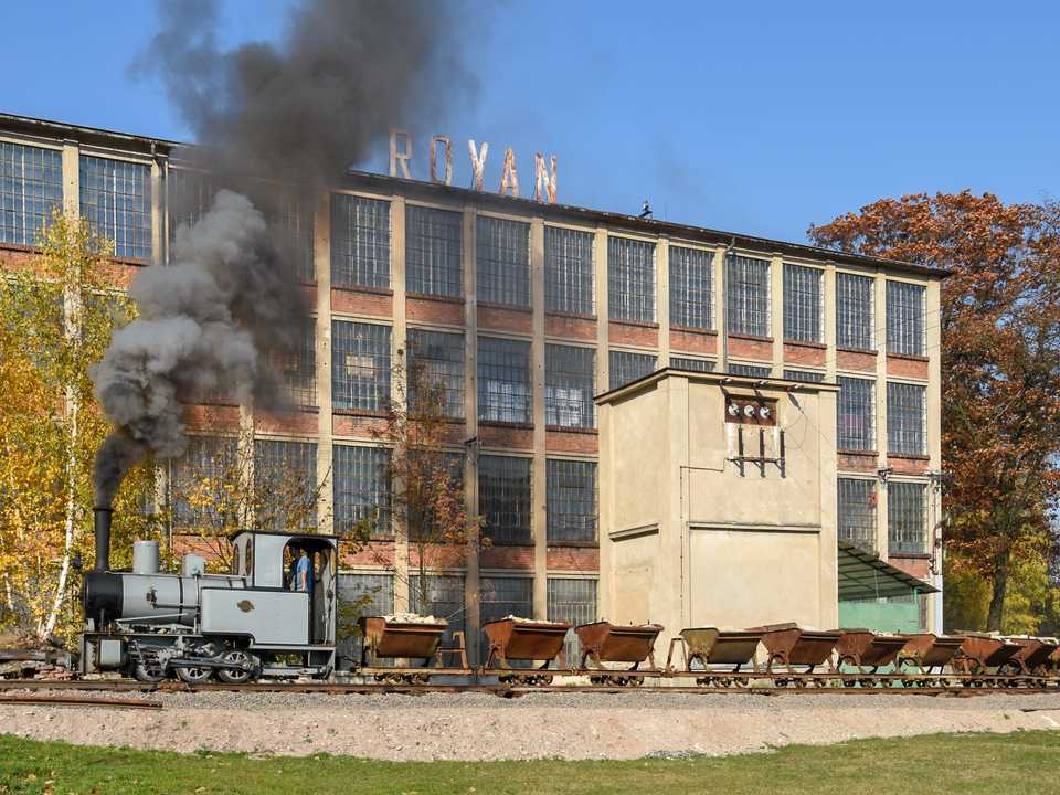 Am 16. Oktober 2018 dampfte der im Jahr 2014 durch die Koliner Lokomotivfabrik hergestellte Nachbau einer O & K-Dampflokomotive mit einem Lorenzug über die in Žamberk neu verlegten Gleise vor der ehemaligen Textilfabrik Royan.