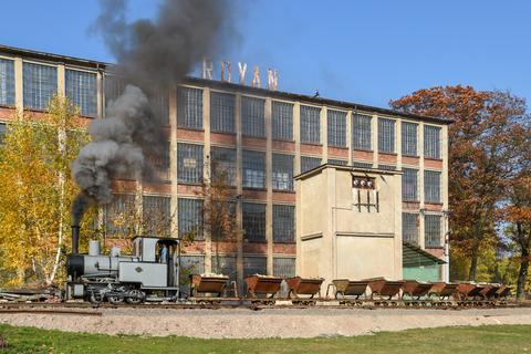 Am 16. Oktober 2018 dampfte der im Jahr 2014 durch die Koliner Lokomotivfabrik hergestellte Nachbau einer O & K-Dampflokomotive mit einem Lorenzug über die in Žamberk neu verlegten Gleise vor der ehemaligen Textilfabrik Royan.