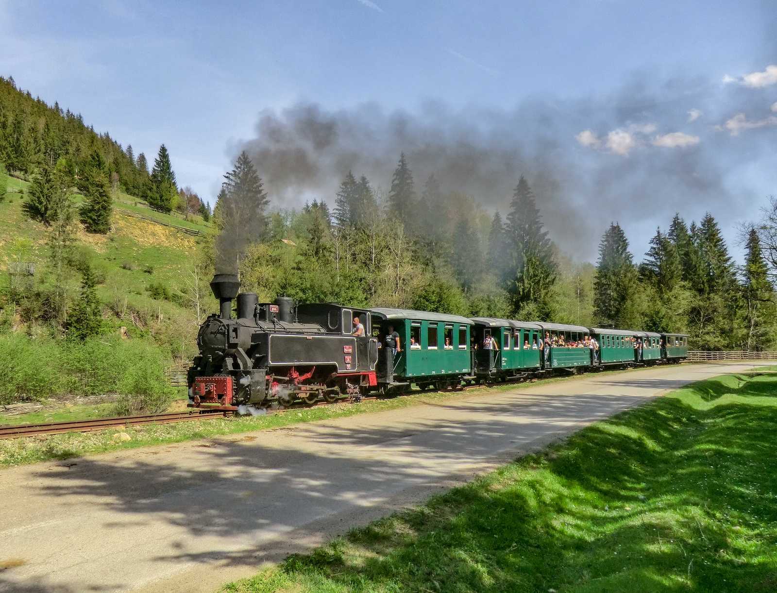 Mit der 764-423 war im April 2018 eine zweite Waldbahnlok aus Moldoviţa zwischen Rașca und Argel mit einem bunt gemischten Zug unterwegs. Von 2004 bis 2016 gab diese Maschine ein Gastspiel in Wales auf der 762-mm-spurigen Welshpool & Llanfair Light Railway.