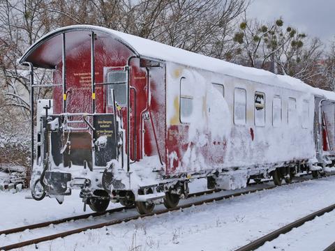 Am 8. Januar 2019 fuhr sich auf dem Brocken ein Zug in einer Schneewehe fest. Erst nach drei Tagen gelang es der HSB, die Fahrzeuge zu bergen und nach Wernigerode zu überführen. Dort entstand danach diese Aufnahme des „durchfrosteten“ Sitzwagens 900-474.