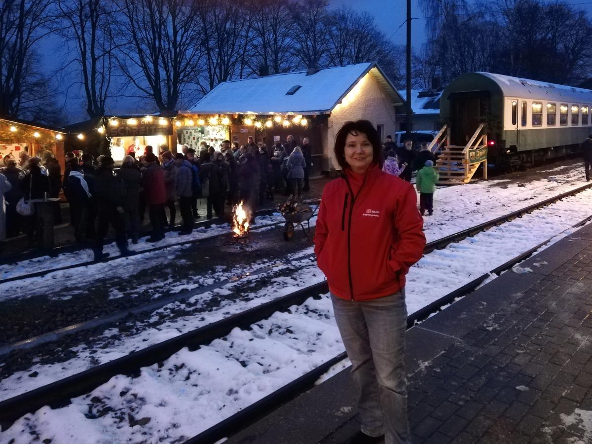 Zufriedene Gesichter auch bei den Mitarbeitern der DB Erzgebirgsbahn gab es am 28. Dezember 2018 beim Zwischenhalt der „Licht’lfahrt“ in Schlettau. Die Verkaufsstände waren dicht umlagert, ehe es auf der EAB im Triebwagen der BR 642 wieder nach Schwarzenberg zurückging.