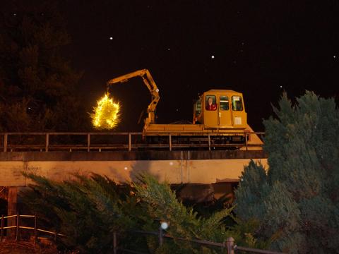 Anlässlich der Schlossweihnacht auf Schloss Rochlitz grüßte ein Fahrzeug vom Typ SKL 25 die Besucher von der Muldenbrücke mit Weihnachtsmann und beleuchtetem Weihnachtsbaum am Kranhaken.