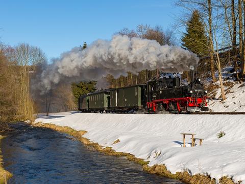 Bestes Winterwetter – zumindest für Fotografen – herrschte am 24. Februar 2019 im Preßnitztal, als Norman Timpe die 99 1590-1 mit ihrem Personenzug am Wildbach aufnahm.