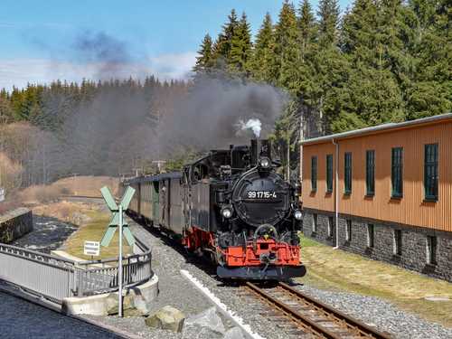 Ein Wochenende im Frühjahr fährt im Preßnitztal stets die sächsische VI K 99 1715-4, die hier am 17. März 2019 an der Ausstellungs- und Fahrzeughalle von omas Poth abgelichtet wurde.