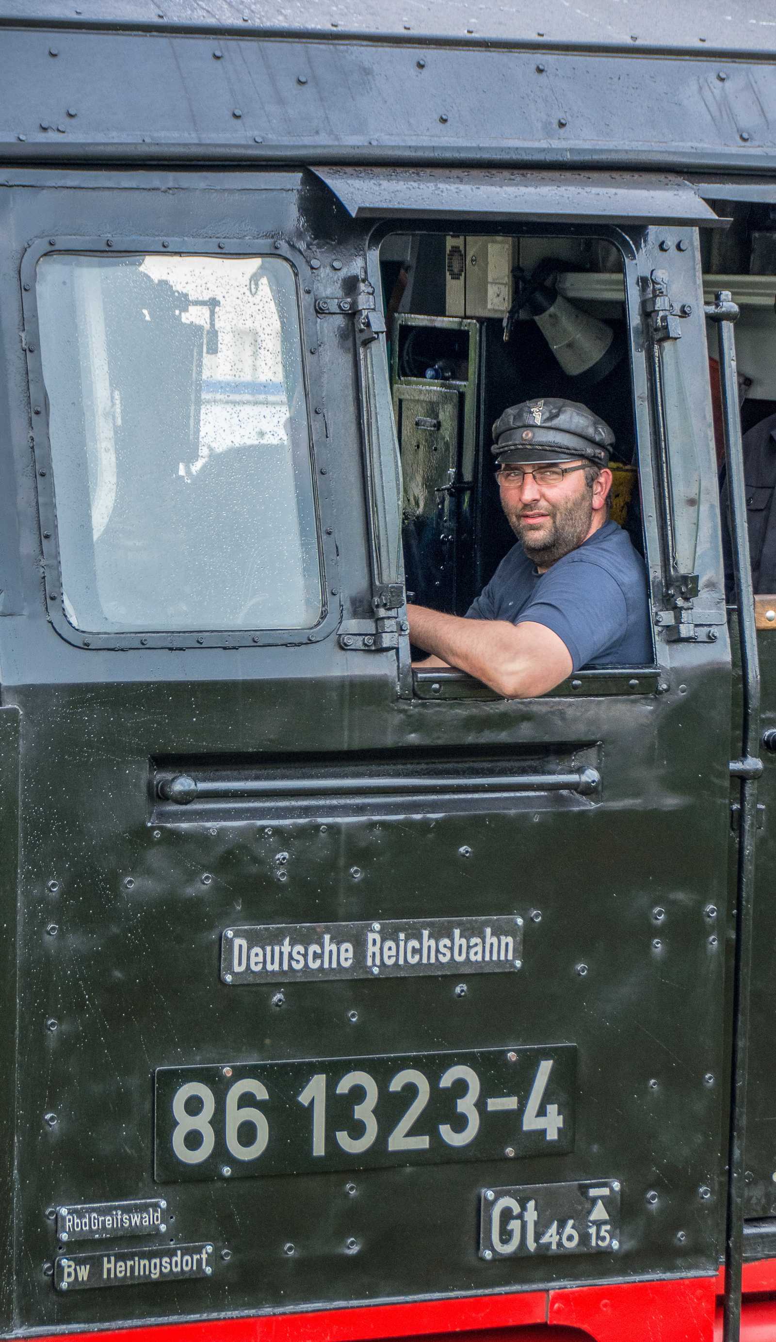 Im Mai 2017 trug die 86 1333-3 für ihre Einsätze auf der Insel Usedom Wittebleche und Nummernschilder „86 1323-4“. Auch diesen Einsatz der PRESS-86er sicherte Marco Pelz auf dem Führerstand ab – für die Aufnahme von Achim Rickelt aus dem Heizerfenster blickend.