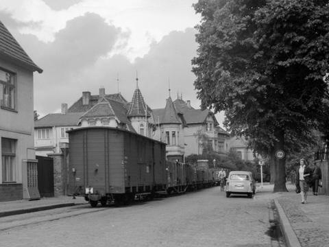 Im Oktober 1959 verkehrten auch tagsüber noch Güterzüge, in den Personenzug-Fahrplänen standen diese aber nicht. Daher war Mario Schatz überrascht, als ihm auf der Goethestraße die 99 321 mit einem Zug offener Güterwagen begegnete. Am Zugschluss lief ein kombinierter Gepäck-/Postwagen als Zugführerwagen mit.
