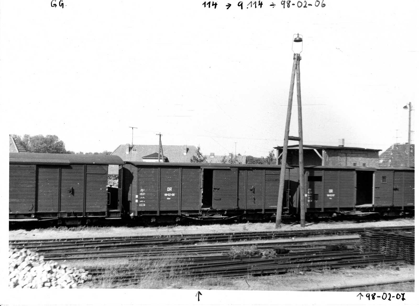 Günter Meyer fotografierte am 21. Juni 1962 in Bad Doberan stehende Molli-Güterwagen. Der für 15 t Ladegewicht zugelassene 99-02-06 hätte mit dem Gattungszeichen GG beschriftet sein müssen, trug aber die Buchstaben GGw.