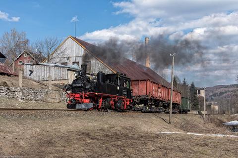 Vom 22. bis 24. März verkehrte die 99 1608-1 auf der Fichtelbergbahn mit Sonderzügen. Am zweiten Tag war sie mit einem Güterzug unterwegs, den Kay Baldauf hinter Hammerunterwiesenthal fotografierte.