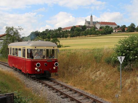 Der Anfang der 1960er Jahre für die Härtsfeldbahn von der Firma Auwärter modernisierte Triebwagen T 33 gehört heute zum Museumsfahrpark, hier am 25. Juni 2017 bei der Ausfahrt aus Neresheim.