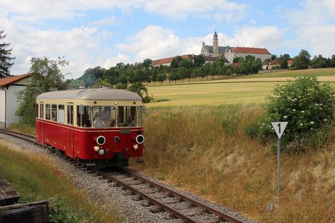 Der Anfang der 1960er Jahre für die Härtsfeldbahn von der Firma Auwärter modernisierte Triebwagen T 33 gehört heute zum Museumsfahrpark, hier am 25. Juni 2017 bei der Ausfahrt aus Neresheim.