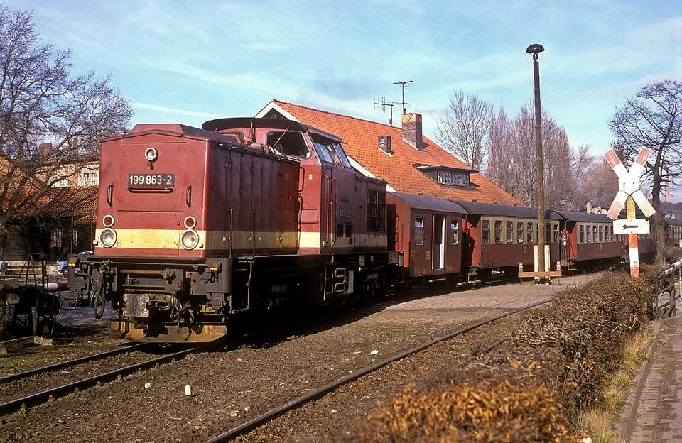 Als erste umgespurte V100 ging die 199 863-2 Ende 1988 in Betrieb. Werner Brutzer fotografierte sie am 20. Februar 1990 mit einem Personenzug in Wernigerode Westerntor.