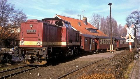 Als erste umgespurte V100 ging die 199 863-2 Ende 1988 in Betrieb. Werner Brutzer fotografierte sie am 20. Februar 1990 mit einem Personenzug in Wernigerode Westerntor.