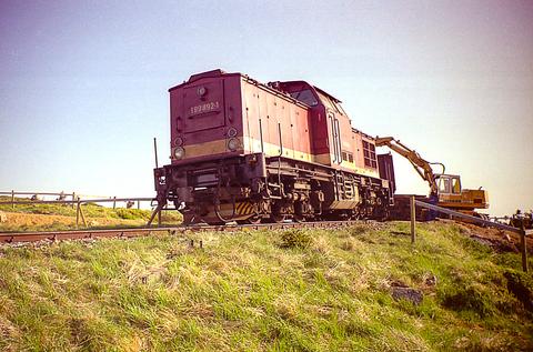 Die 199 892-1 zog beim Abbau der Brockenmauer Güterzüge mit den Mauertrümmern ins Tal.