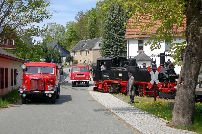 Derartige Motive sind bei den Fotoveranstaltungen in Rittersgrün mit der 99 579 möglich, wie hier Andreas Fischer im Mai 2015 an der Bahnhofsausfahrt Oberrittersgrün im Bild festhielt.