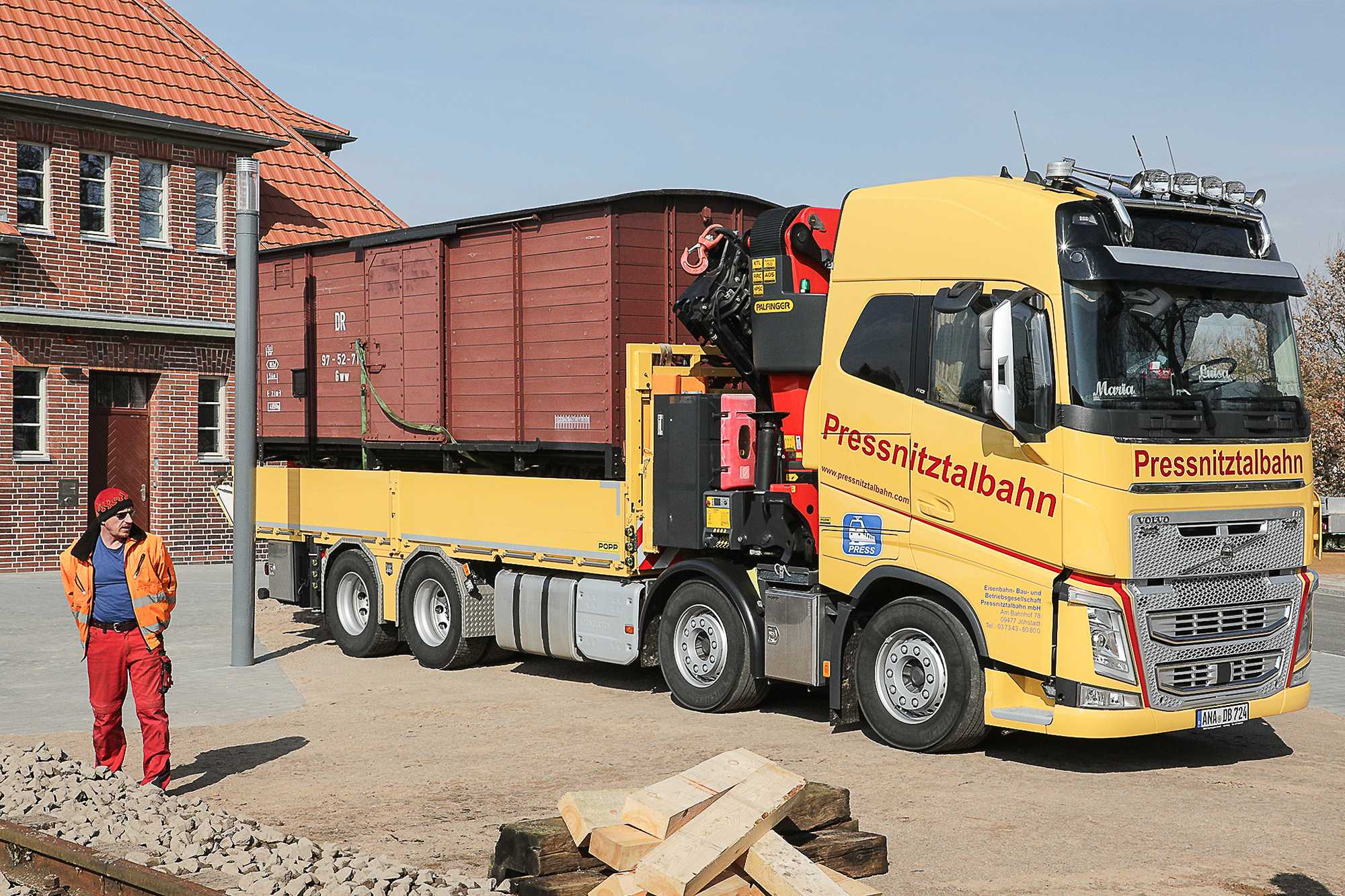Am 20. März brachte ein PRESS-Lkw u. a. den Güterwagen 97-52-71 nach Wittstock (Dosse). Dort wird er während der brandenburgischen Landesgartenschau für den Pollo werben.