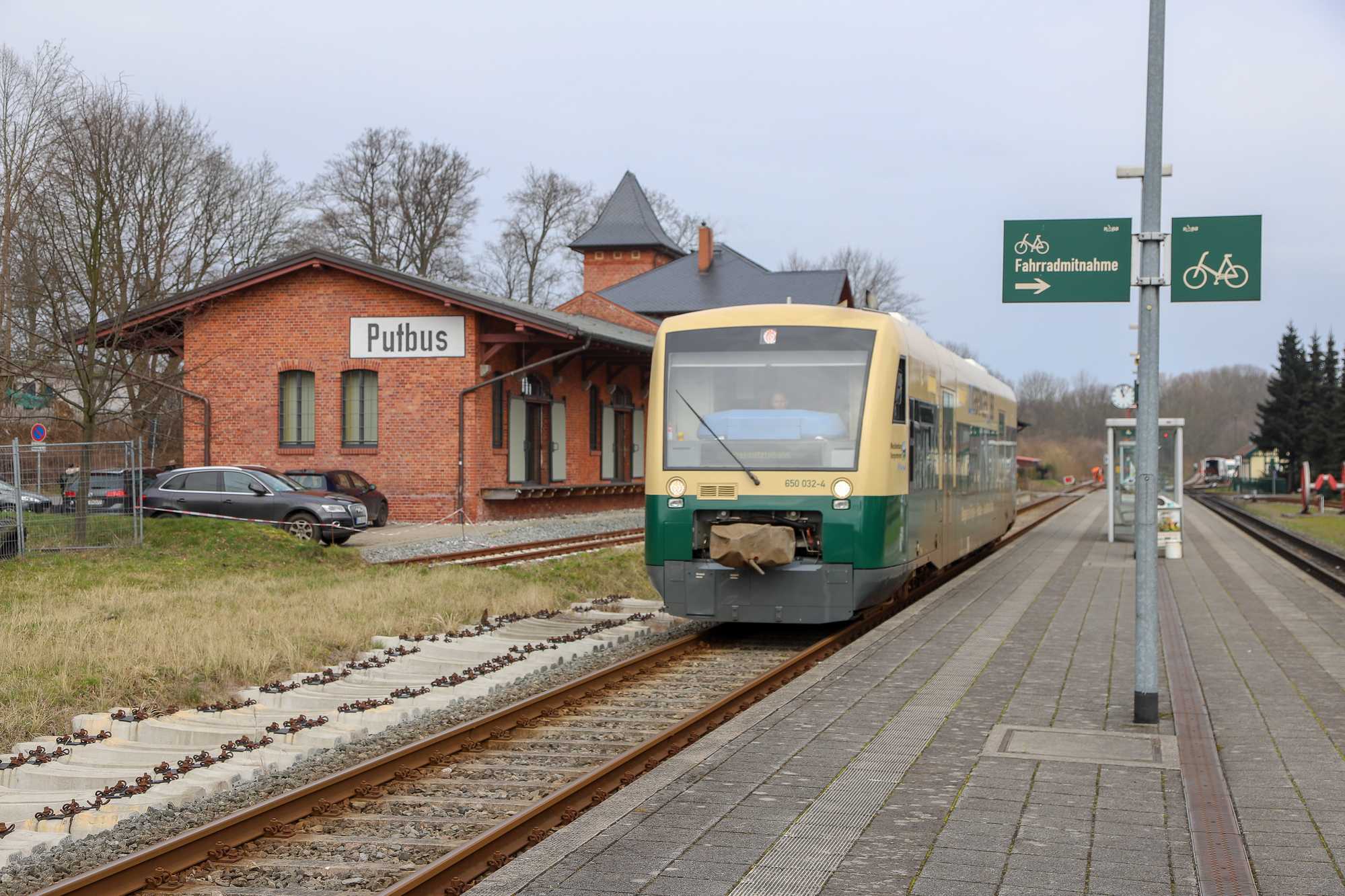Der Triebwagen 650 032-4 erbringt seit mehreren Jahren für die PRESS die regulären SPNV-Leistungen zwischen Bergen (Rügen) und Lauterbach Mole, hier am 20. März 2019 in Putbus.
