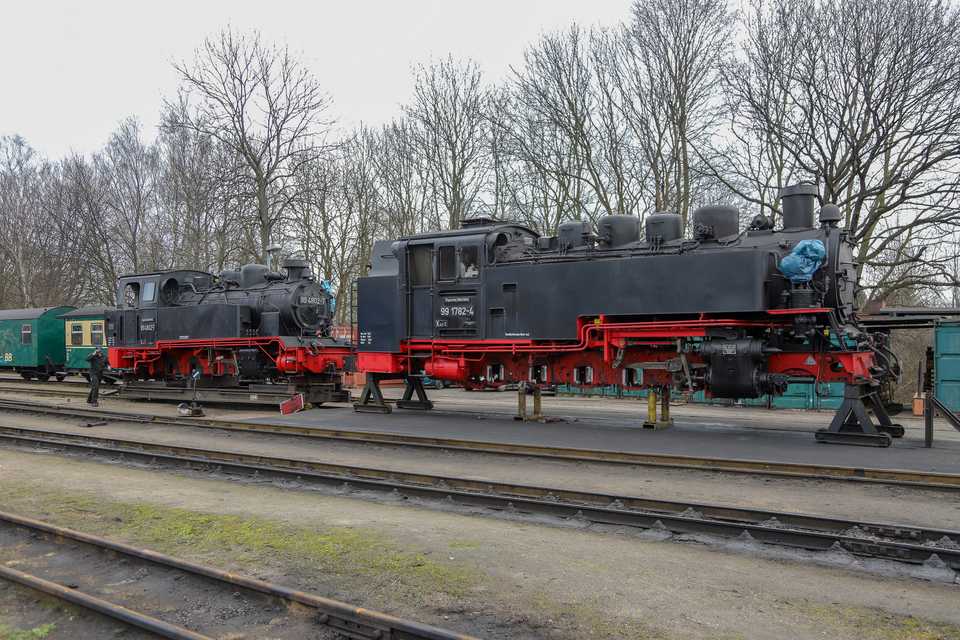 In Putbus finden derzeit Arbeiten an den Loks 99 1782-4 und 99 4802-7 statt. Dazu stehen beide ausgeachst vor dem Lokschuppen.