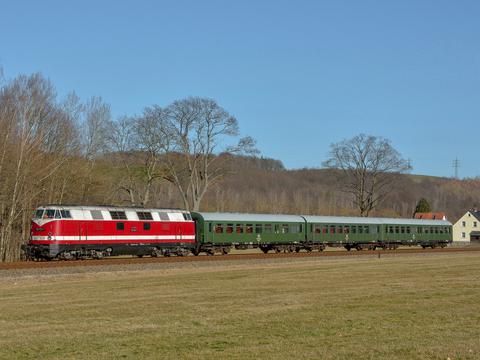 Die Vermietung des VSE-Wagenzuges stellt einen wichtigen Baustein zur Erwirtschaftung von Einnahmen des Vereins dar. Am 27. Februar brachte die Glauchauer 118 770-7 den Zug von Schwarzenberg nach Glauchau zu einem solchen Einsatz.