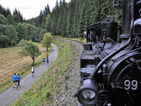 „Mensch gegen Maschine“ - Blick vom Zug auf die Rennstrecke vom 2017er Rennen.