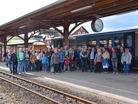 Gruppenbild nach Rückkehr vom Ausflug am Bahnsteig in Cranzahl.