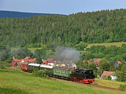 Anlässlich „70 Jahre PIKO“ brachte auch die Lok 94 1538 am 22. Juni einen Sonderzug nach Sonneberg. Auf der Rückfahrt nach Ilmenau lichtete ihn Rainer Steger in Grümpen zwischen Sonneberg und Eisfeld ab.