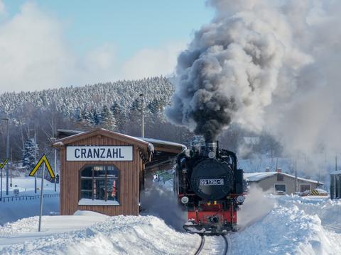 Am 4. Februar 2019 begann die 99 794 mit ihrem Zug im verschneiten Cranzahl die Fahrt nach Oberwiesenthal. Dort erwartete sie noch mehr Schnee. Davon waren im Januar so große Mengen gefallen, dass Bäume die Strecke blockierten. Die SDG hatte daher den Betrieb mehrere Tage eingestellt.